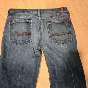 Wonderful decrative back pocked, medium washed flared jeans.